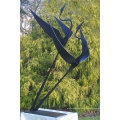 Sculpture en cuivre comme cigogne